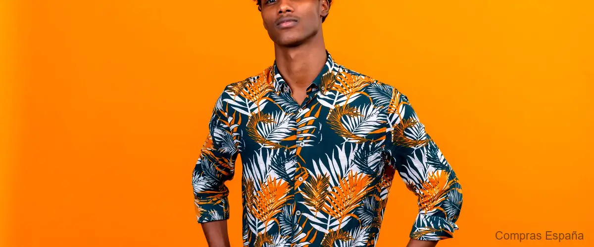Camisa estampada de hombre en H&M: la tendencia tropical para este verano