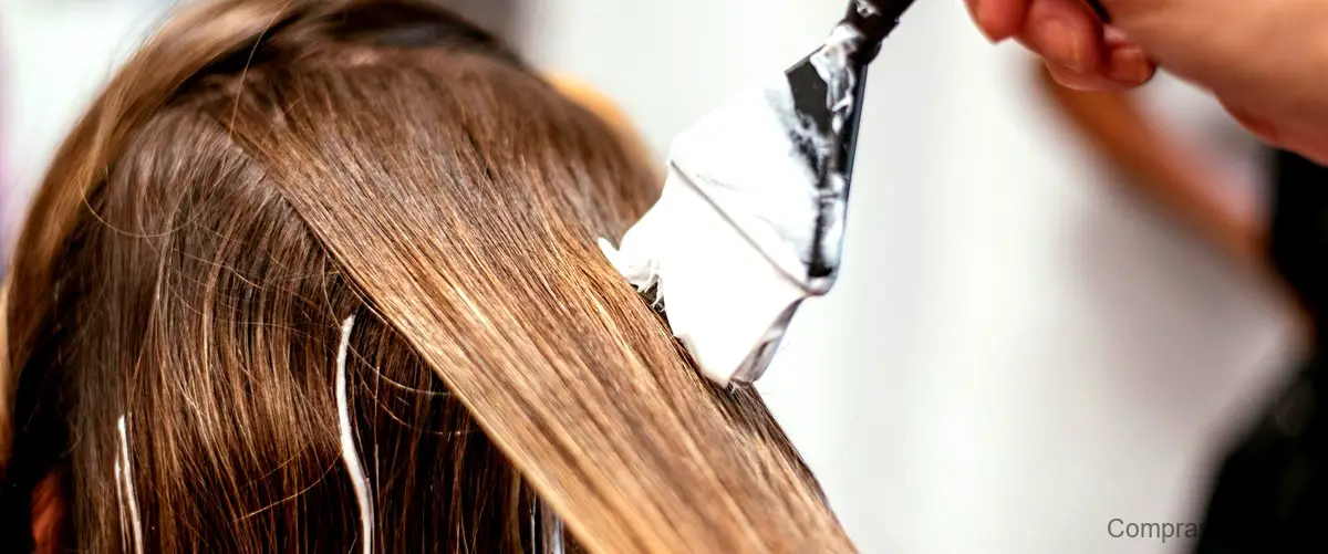¿Qué es lo que hace el decolorante en el pelo?